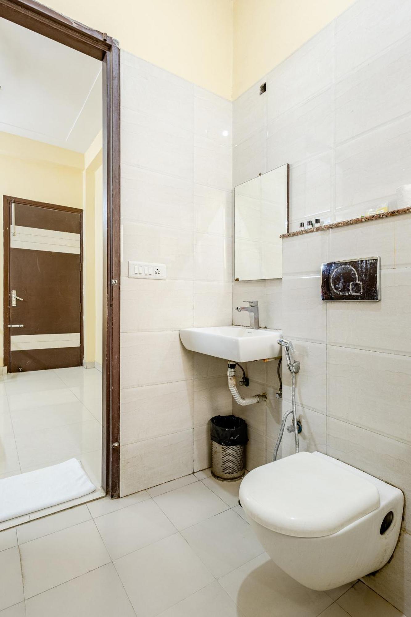 Lime Tree Studio Near Fortis Ґурґаон Екстер'єр фото